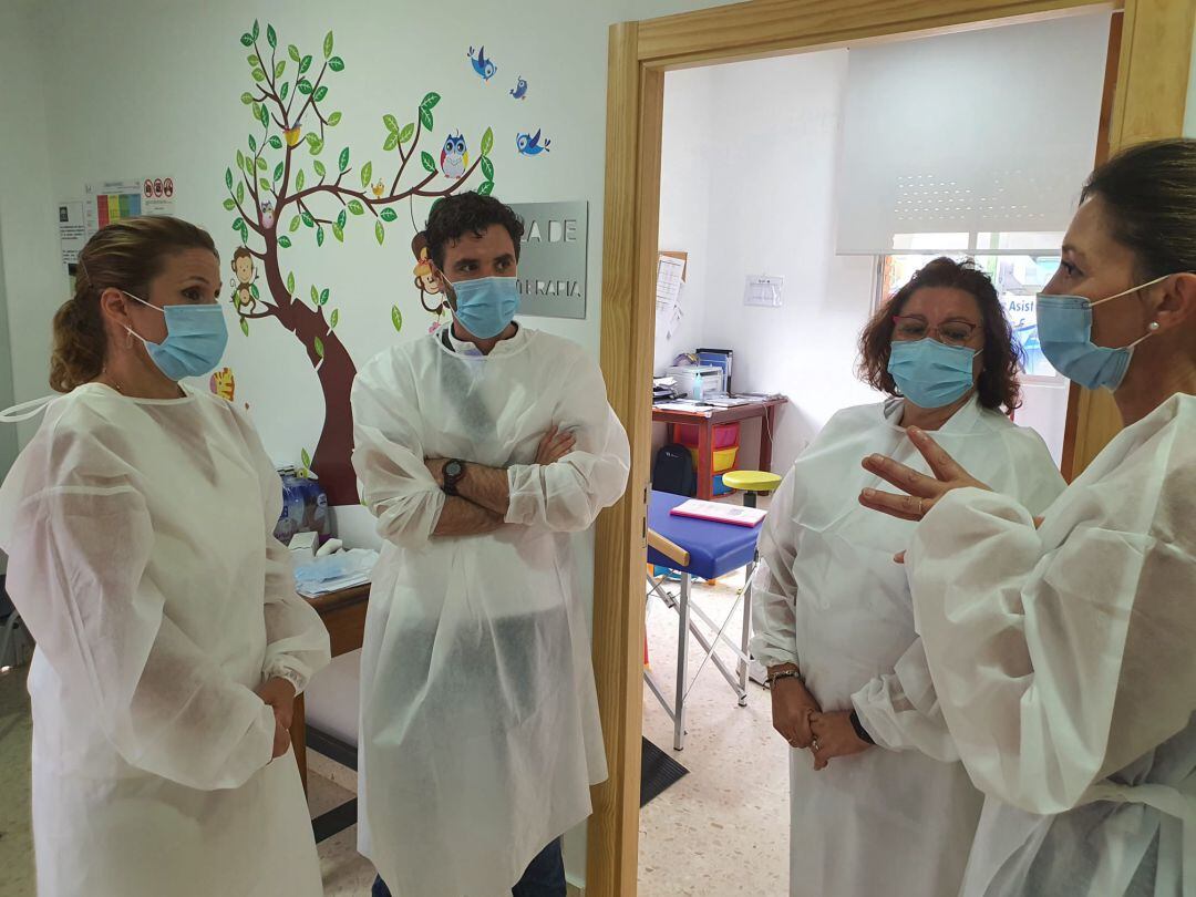 La delegada territorial de Salud y Familias durante su visita a uno de los CAIT existentes en Andújar.