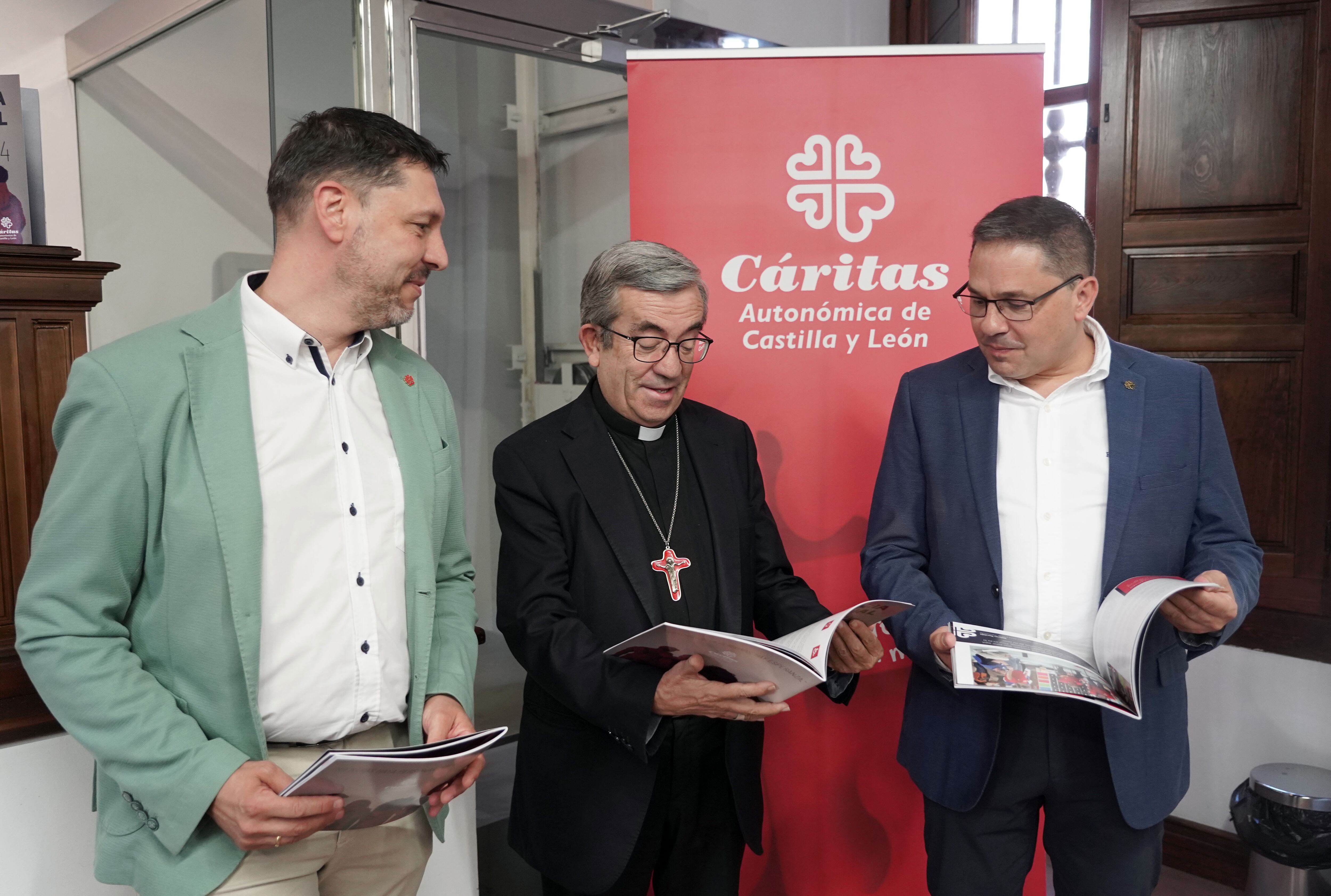 El arzobispo de Valladolid, Luis Argüello, y el presidente de Cáritas Castilla y León, Guenther E. Boelhoff. presentan la memoria autonómica de Cáritas relativa al año 2024