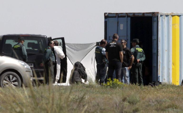 El acusado permaneció en la finca durante el registro