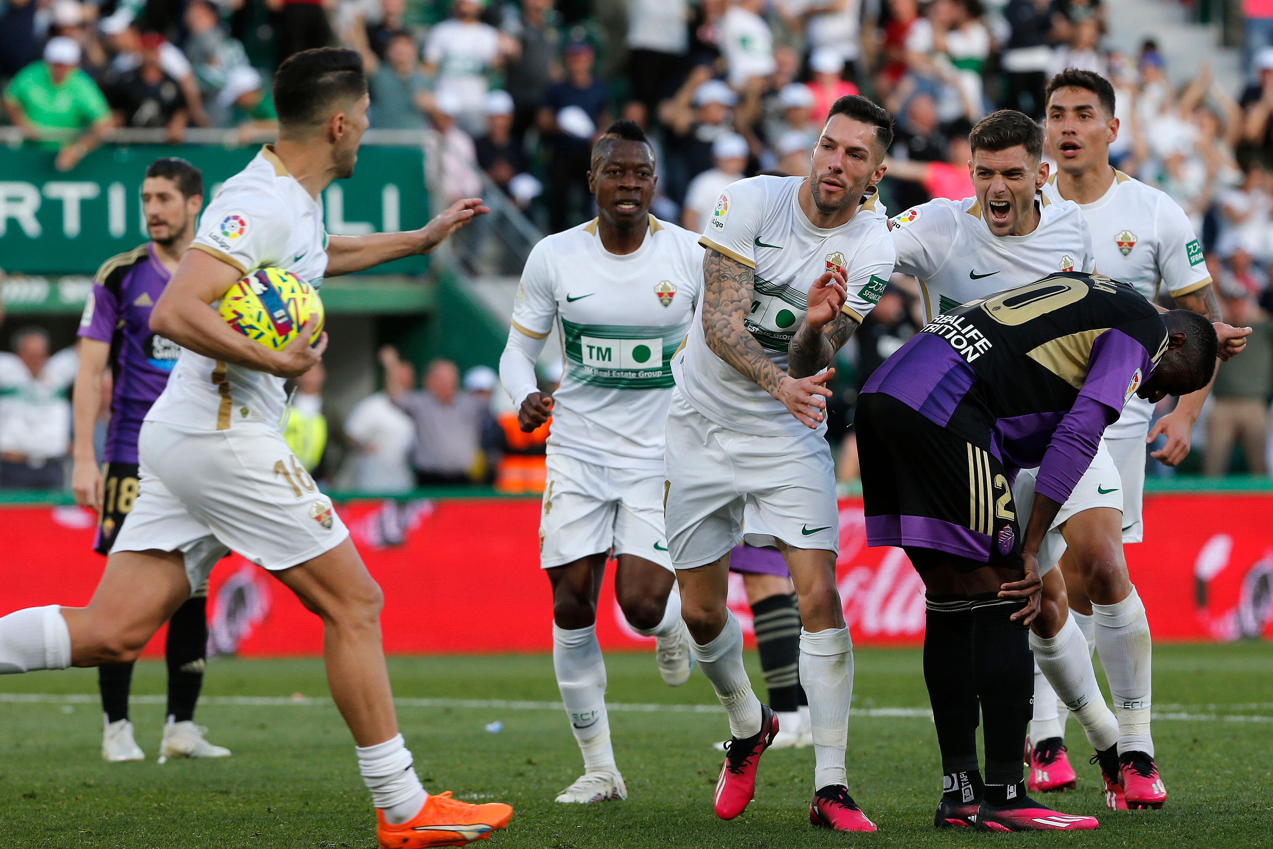 ELCHE, 11/03/2023.- El delantero del Elche Tete Morente (i) celebra su gol ante el Valladolid, durante el partido de Liga que el Elche y el Valladolid disputan este sábado en el estadio Martínez Valero de Elche. EFE / Manuel Lorenzo
