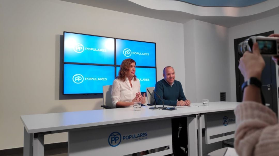 Clara S. Damián y José María Barrios en la sede del PP de Zamora este sábado