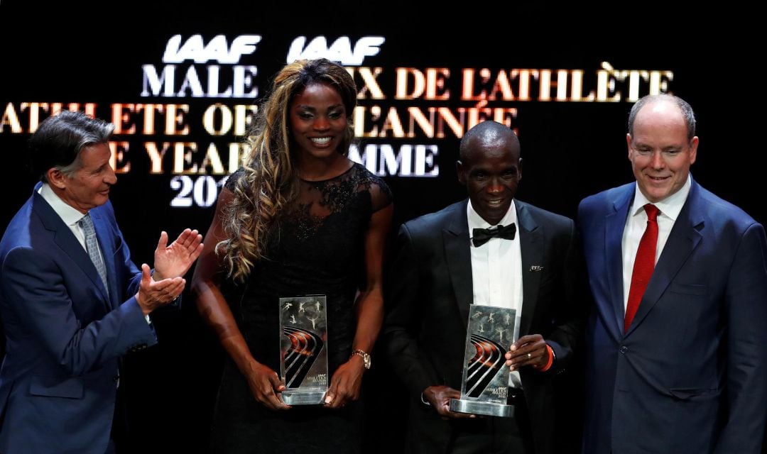 La atleta colombiana Caterine Ibargüen (c-i) posa junto al presidente de la IAAF, Sebastian Coe (i); al príncipe Alberto II de Mónaco (d), y al keniano Eliud Kipchoge, atleta masculino del año, hoy en el Foro Grimaldi en Mónaco (Mónaco). Ibargüen, campeona de la Diamond League en salto de longitud y triple, ha sido proclamada atleta mundial del año en la Gala de la IAAF en Mónaco