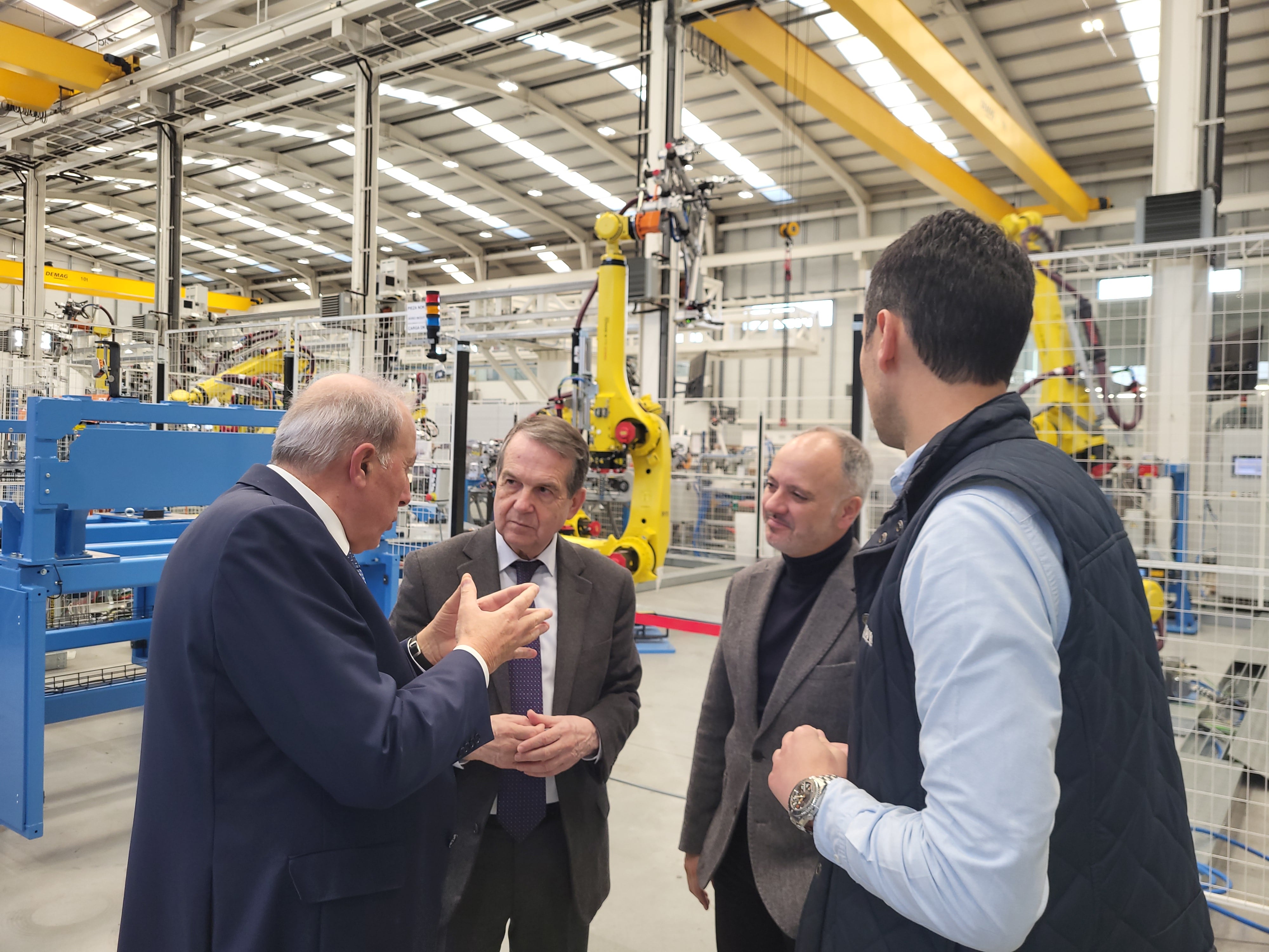 Abel Caballero y David Regades visitan Delta Vigo con el presidente del Grupo Delta, Francisco Puga