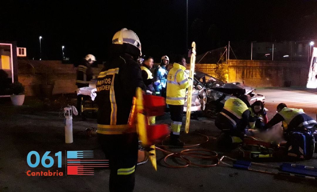 Los bomberos de Santander y los efectivos del 061 intervienen en el lugar del accidente.