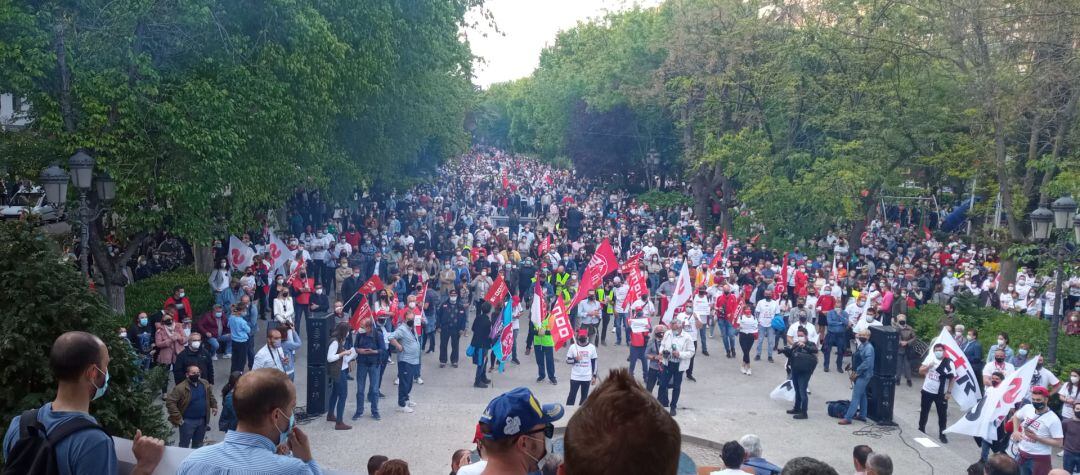 Manifestantes y vecinos de Puertollano durante el cierre de la marcha en la Concha de la Música