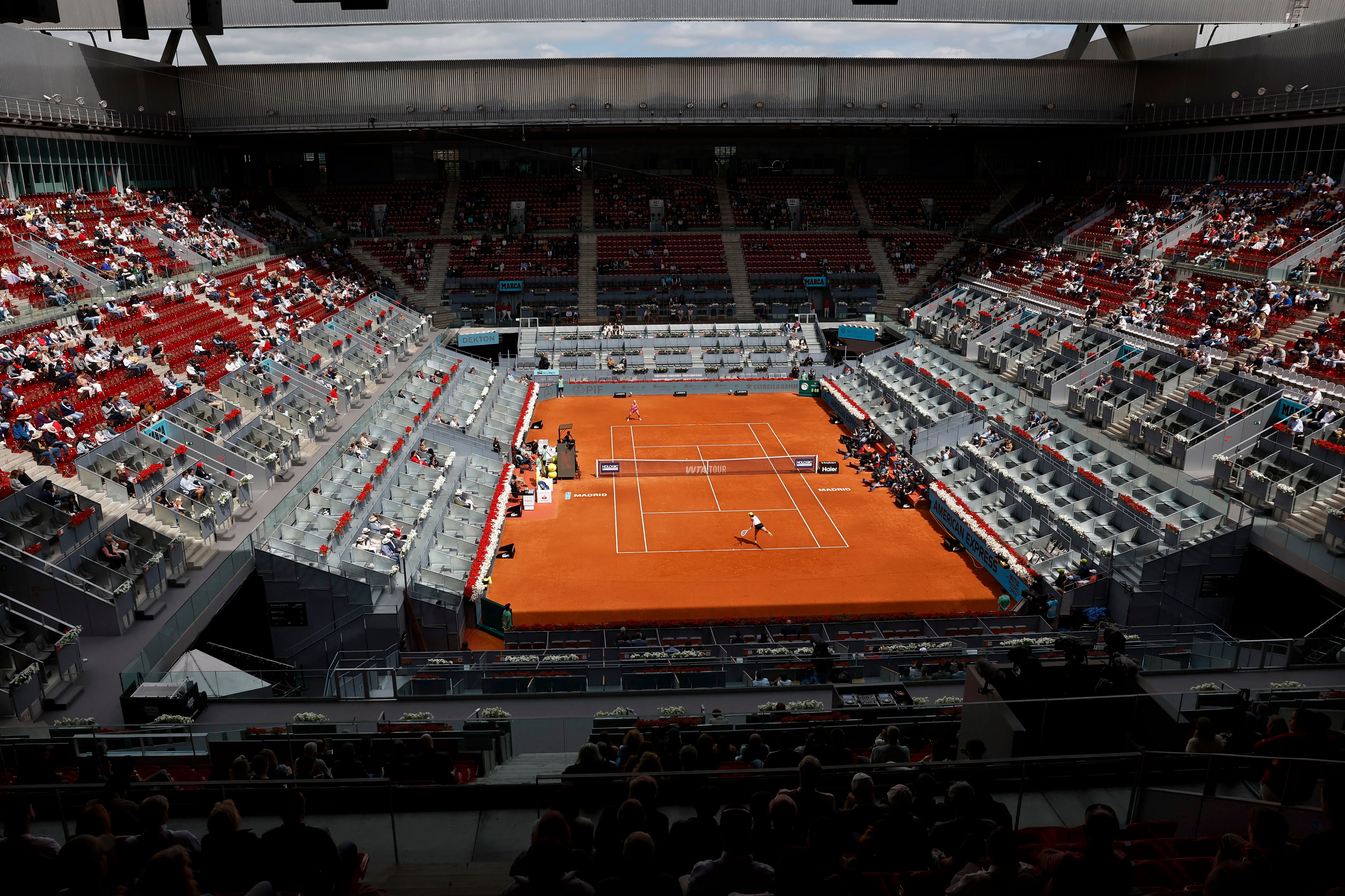 MADRID, 29/04/2025.- La tenista rusa Diana Shnaider y la polaca Iga Swiatek durante el partido individual femenino de octavos de final del Mutua Madrid Open, este martes en la Caja Mágica de Madrid. EFE/ Chema Moya