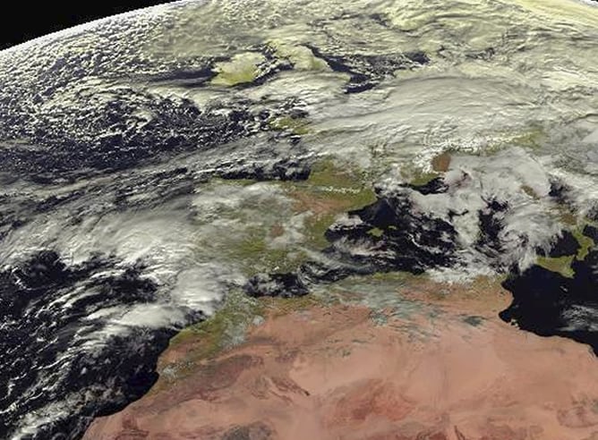 Imagen tomada por el satélite Meteosat para la Agencia Estatal de Meteorología, que prevé precipitaciones fuertes o persistentes en el suroeste peninsular y área del Estrecho