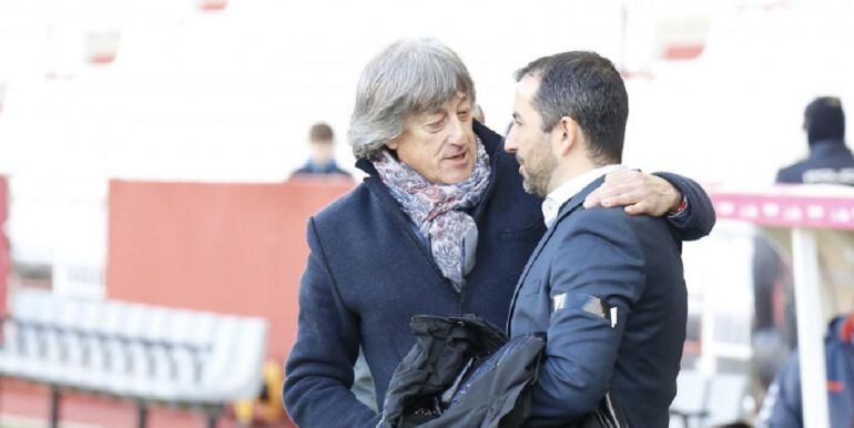 Enrique Martín Monreal y Diego Martínez se saludaron así antes de empezar el partido