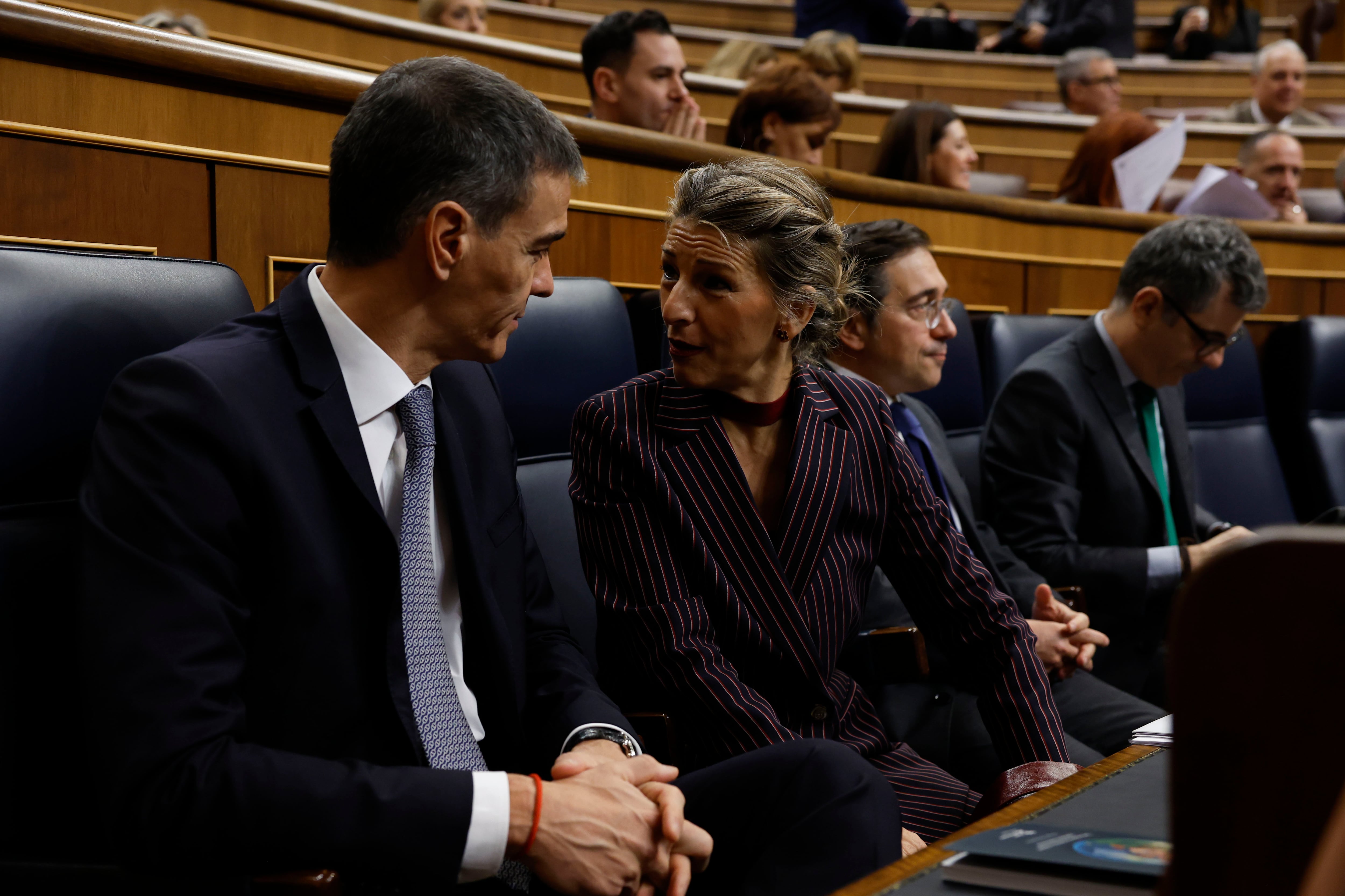 El presidente del Gobierno, Pedro Sánchez, conversa con la vicepresidenta segunda y ministra de Trabajo, Yolanda Díaz.