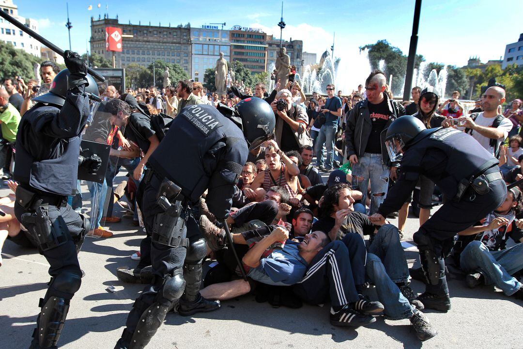 Una imatge del desallotjament de Plaça Catalunya per part dels Mossos, la el 27 de maig de 2011