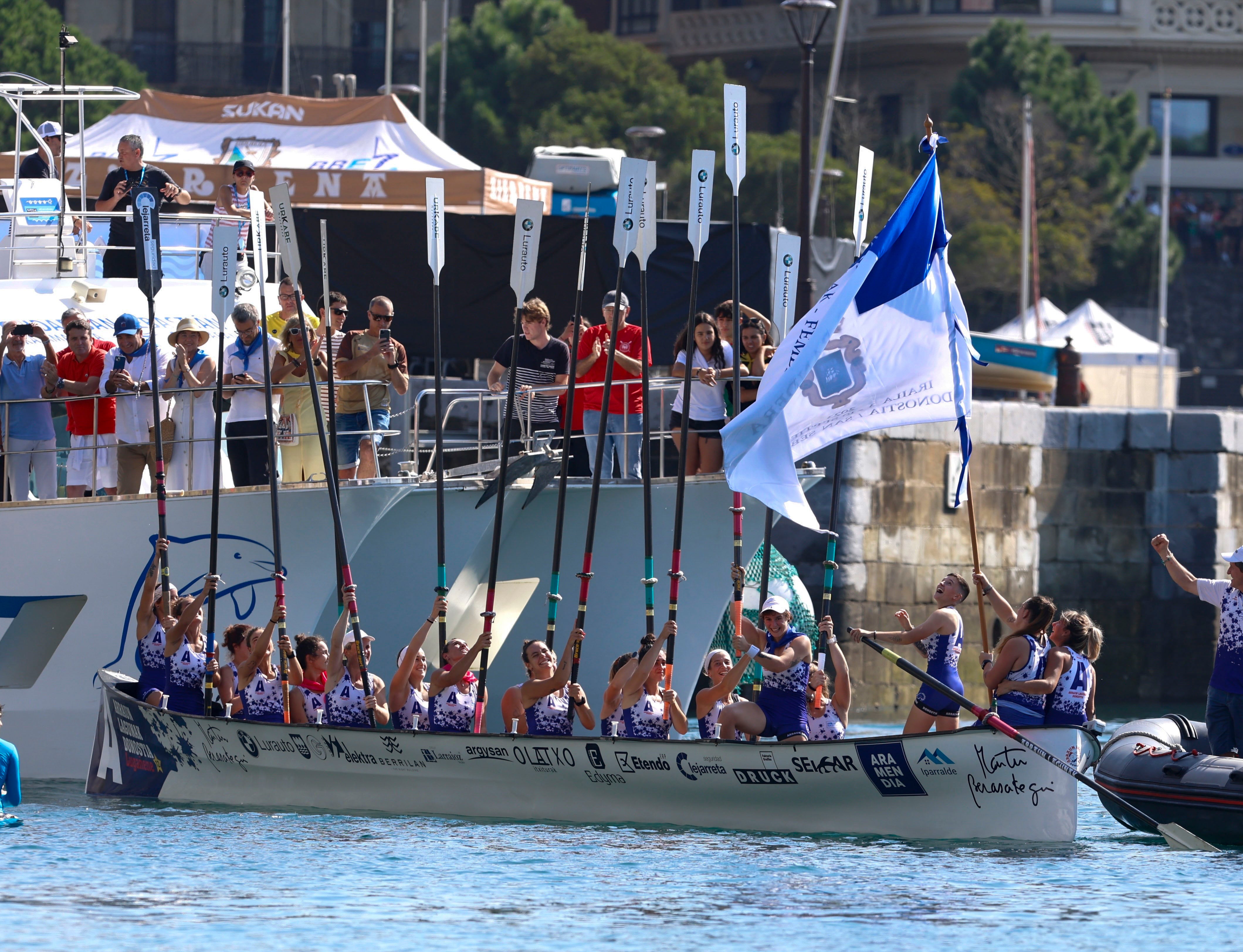 SAN SEBASTIÁN 10/09/2023.-La Trainera femenina Donostia Arraun Lagunak se ha proclamado campeona de la Bandera de la Concha, la prueba de remo más importante del Cantábrico, celebrada este domingo en San Sebastián. EFE/Javi Colmenero
