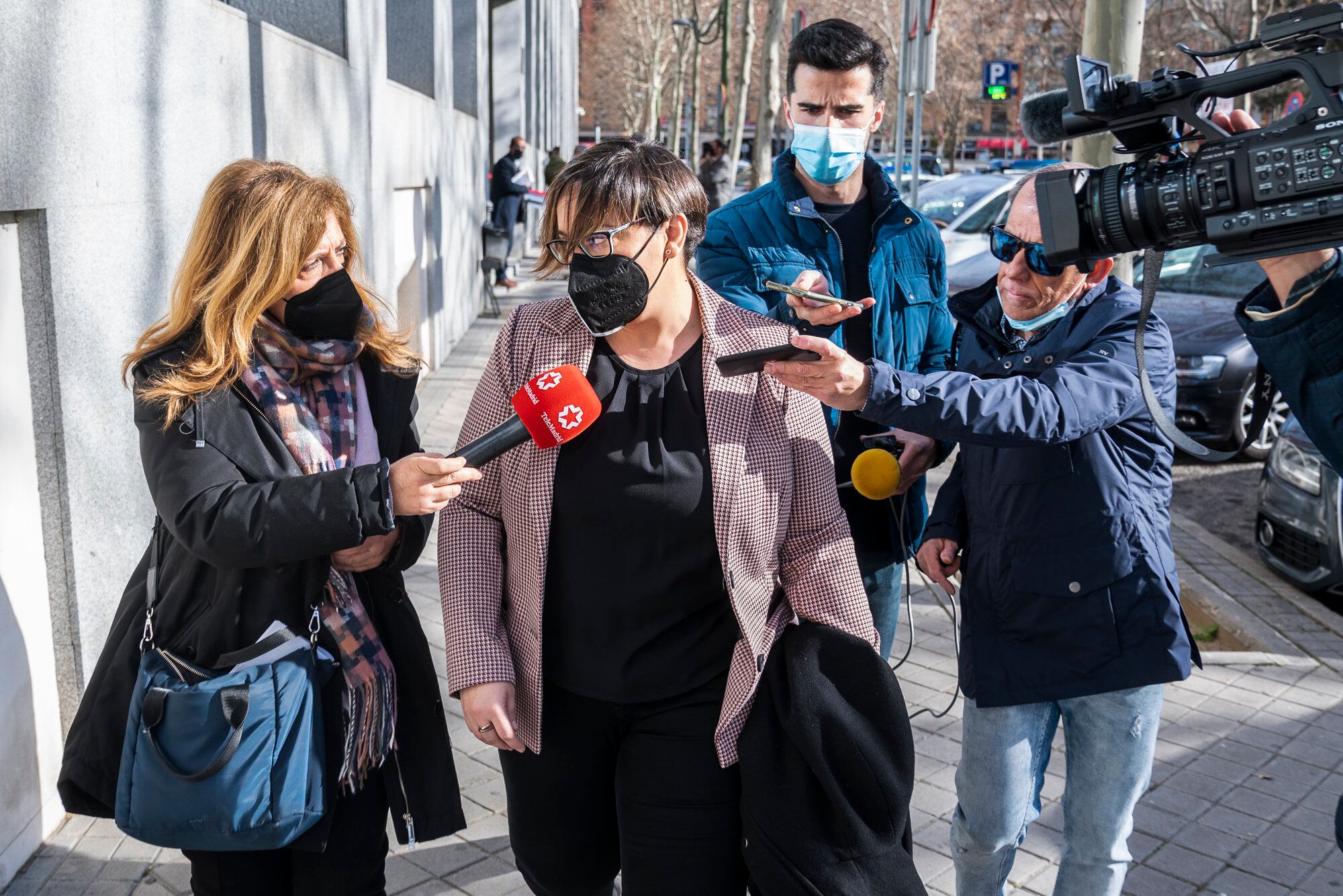 La edil de Presidencia y Desarrollo Urbano, María Luisa Ruiz, ofrece declaraciones a los medios a su llegada al Juzgado de Móstoles para declarar por el caso de la ITV, a 16 de febrero de 2022, en Móstoles, Madrid (España). Los citados, todos ediles del PSOE de Móstoles, comparecen por la &quot;condonación&quot; de una deuda pública de más de 2,4 millones de euros a la empresa ITV Móstoles S.L. Según argumentó Más Madrid Ganar Móstoles (MMGM) en la denuncia al PSOE de Móstoles, dicha “condonación” no habría satisfecho las tasas que suponen la utilización de suelo público para desarrollar su actividad en la localidad.
16 FEBRERO 2022;PSOE;JUZGADOS;MOSTOLES;ITV
A. Pérez Meca / Europa Press
16/02/2022