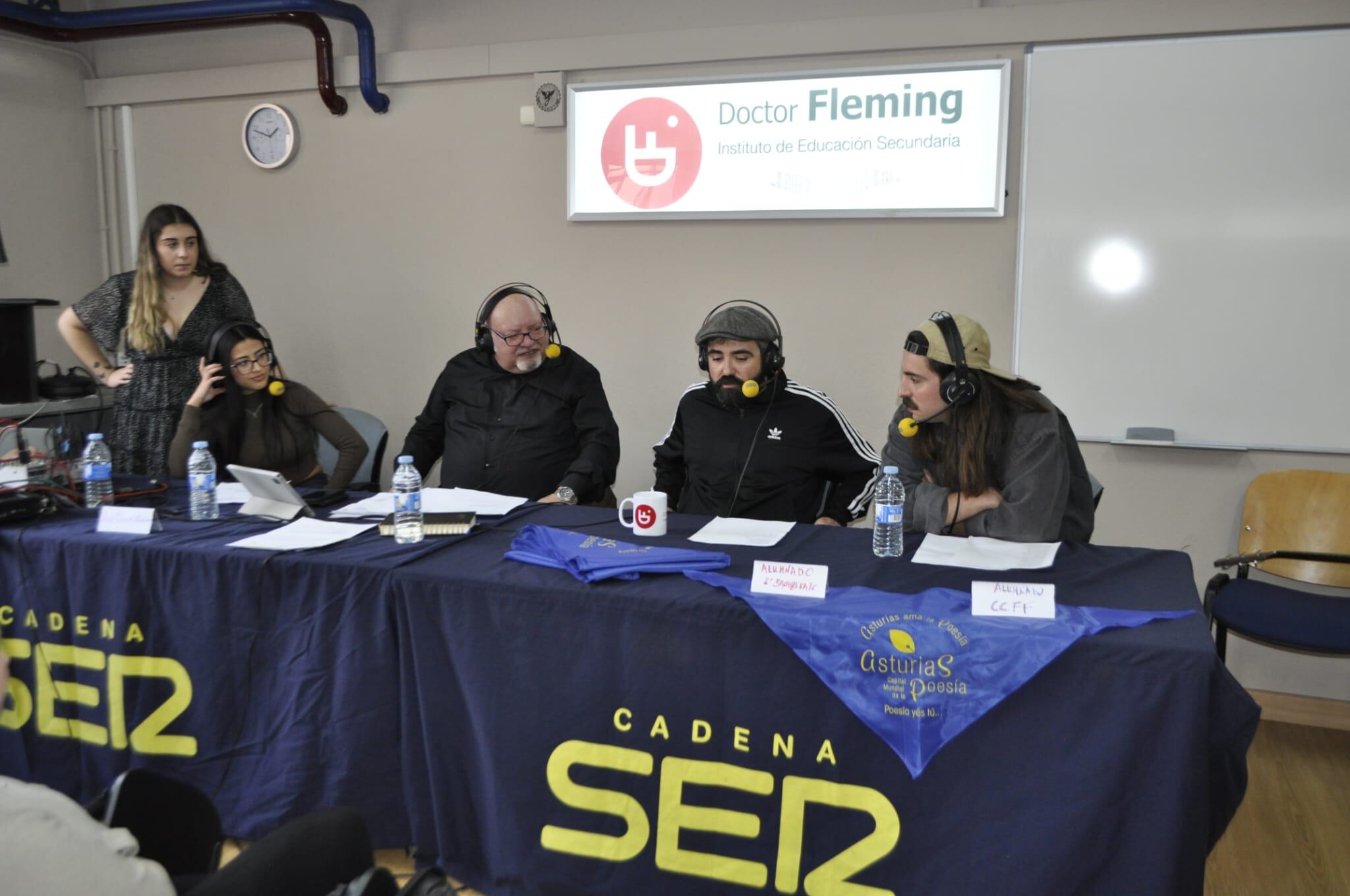 A la izquierda, las alumnas Paula Moreno y Marlene Vázquez; a la derecha Alberto y Manu de Alberto & García