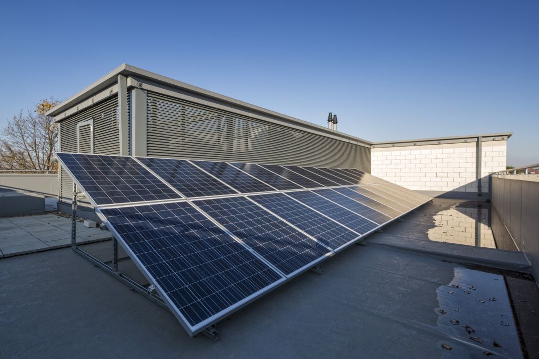 Placas solares en la azotea de un edificio. 