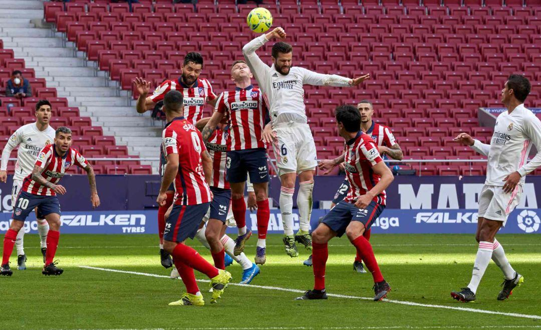 La polémica acción de la mano de Felipe en el derbi.