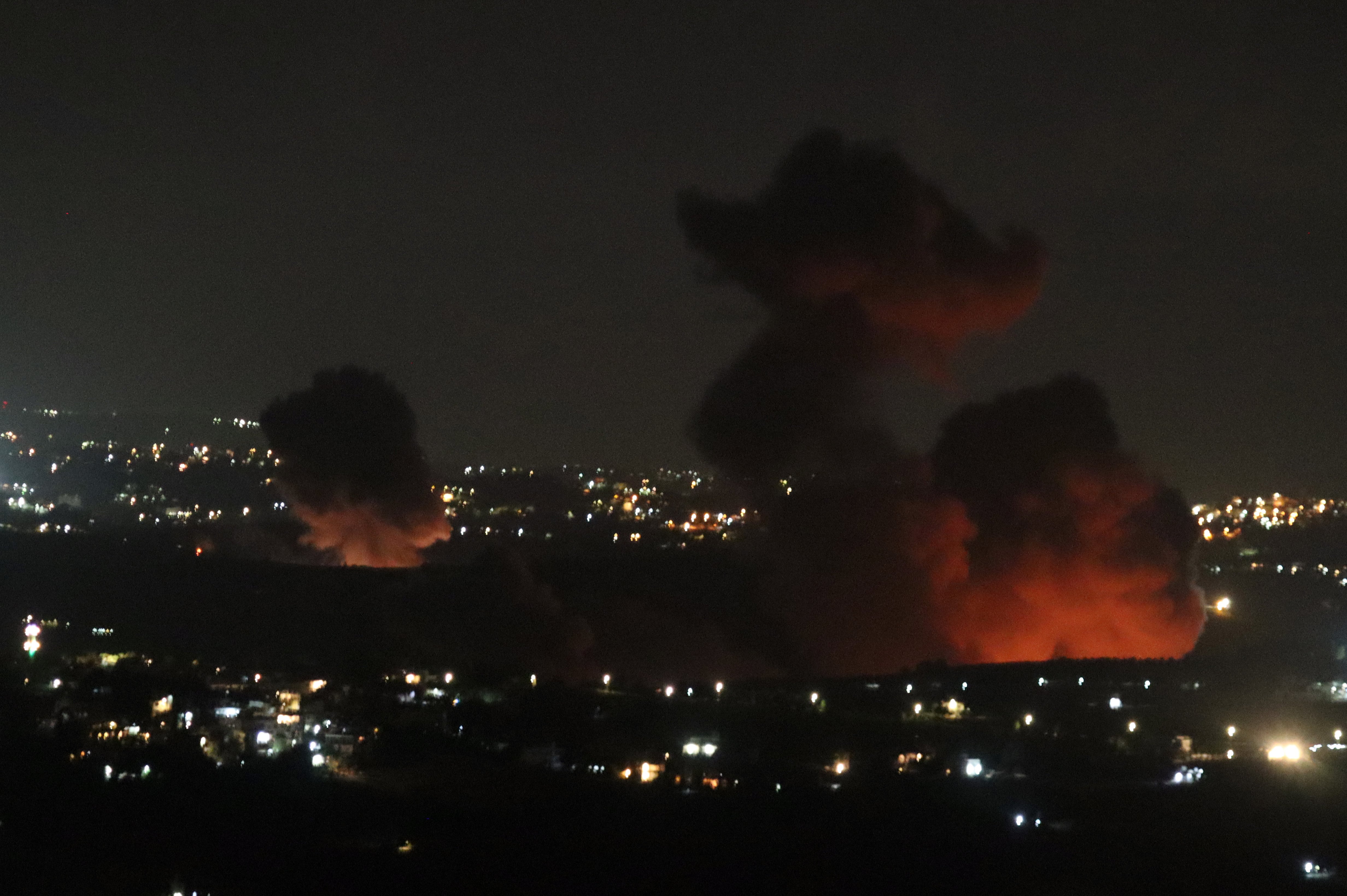 Columnas de humo en el lugar donde cayó un ataque aéreo israelí que tuvo como objetivo la aldea libanesa de Zawtar, en el sur de Líbano