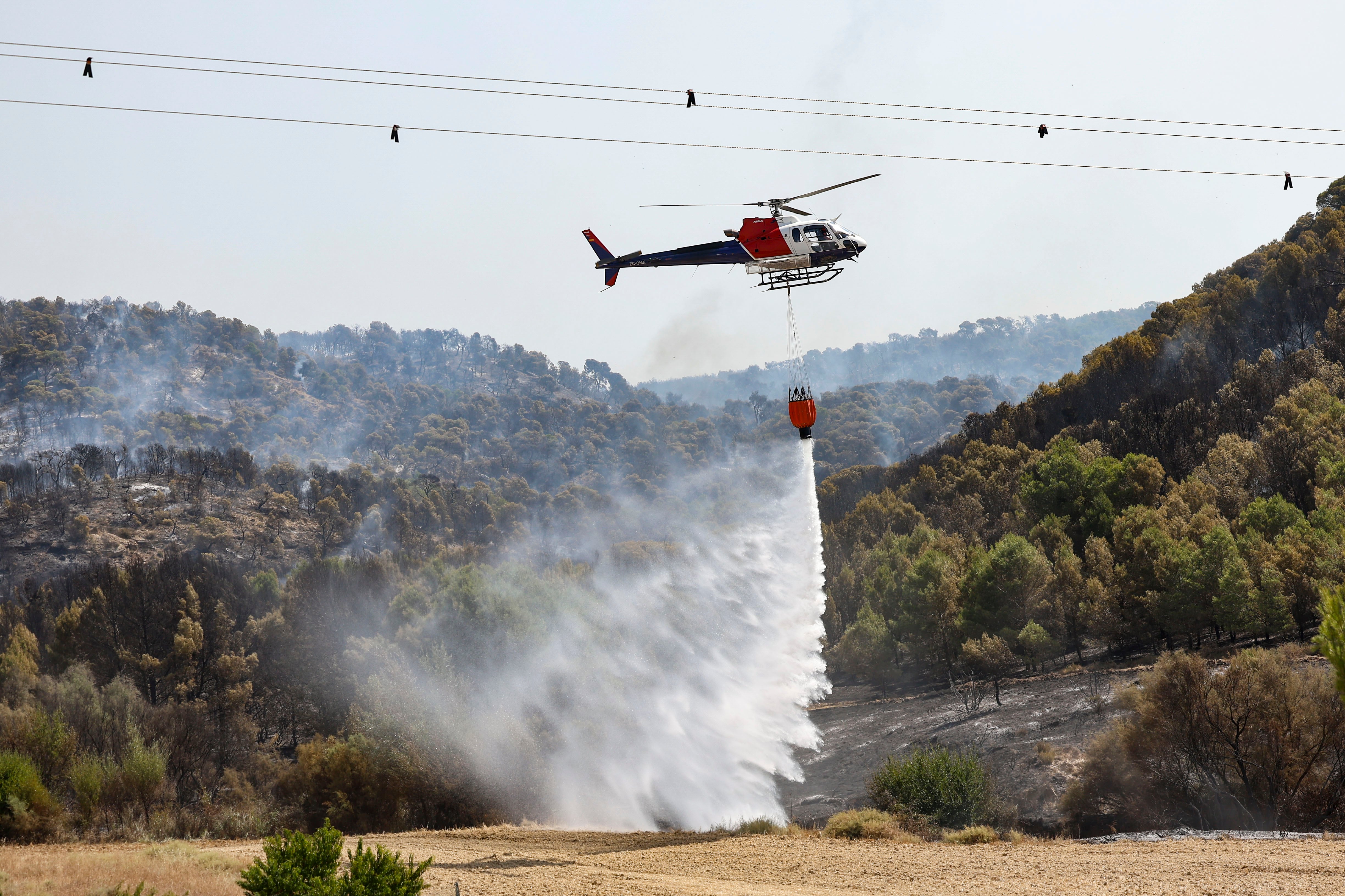 El incendio de Carcastillo queda estabilizado y se realizan labores de refresco