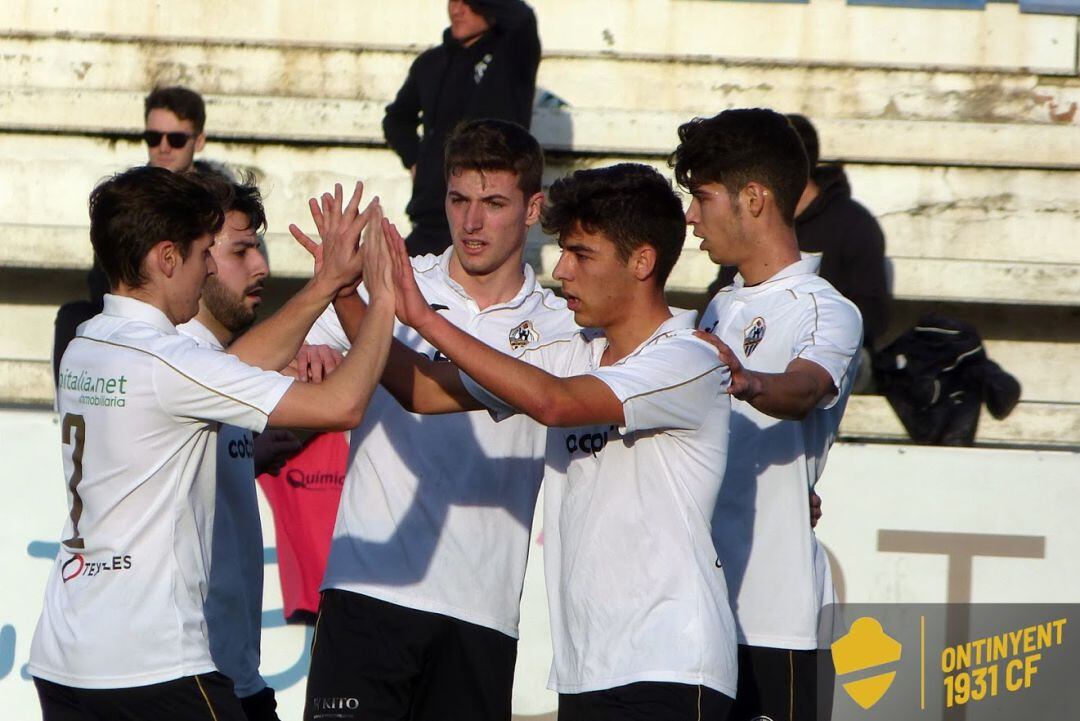 Els jugadors de ll&#039;Ontinyent 1931 celebren un dels gols que els ha valgut per ser campions de lliga