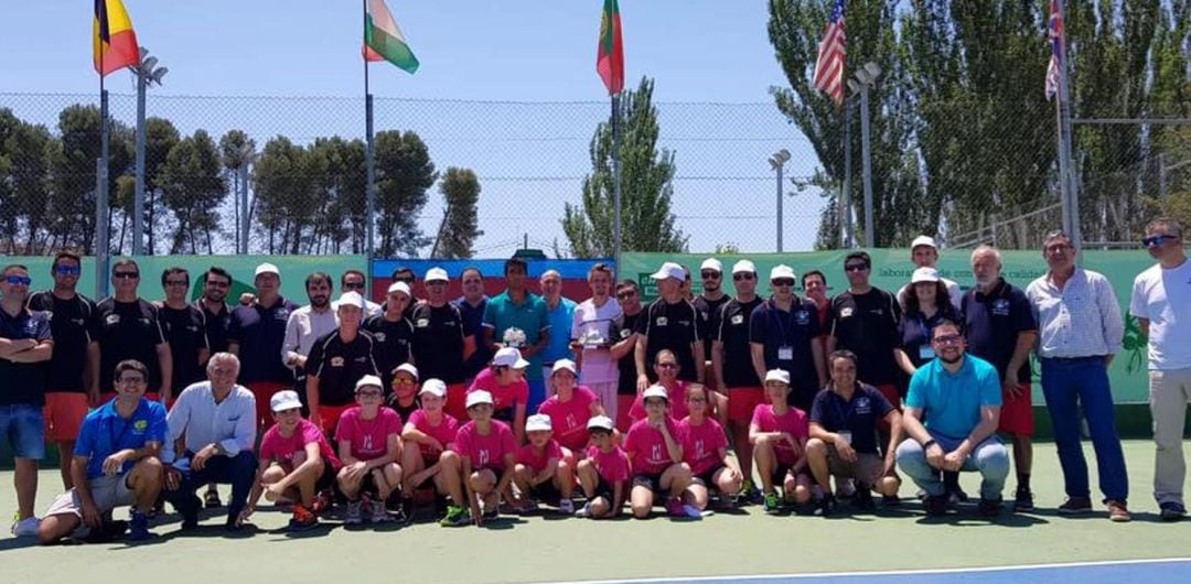 Organizadores y participantes de los Internacionales de tenis en Martos en la edición de 2018.