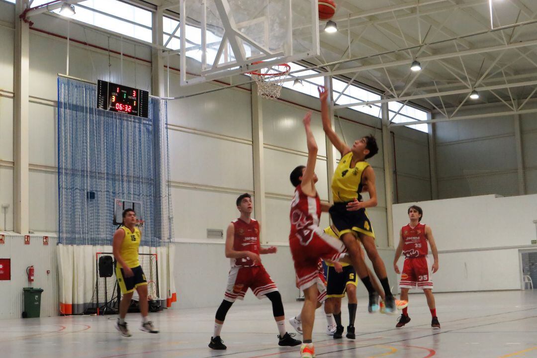 Jugador dianense luchando un rebote.