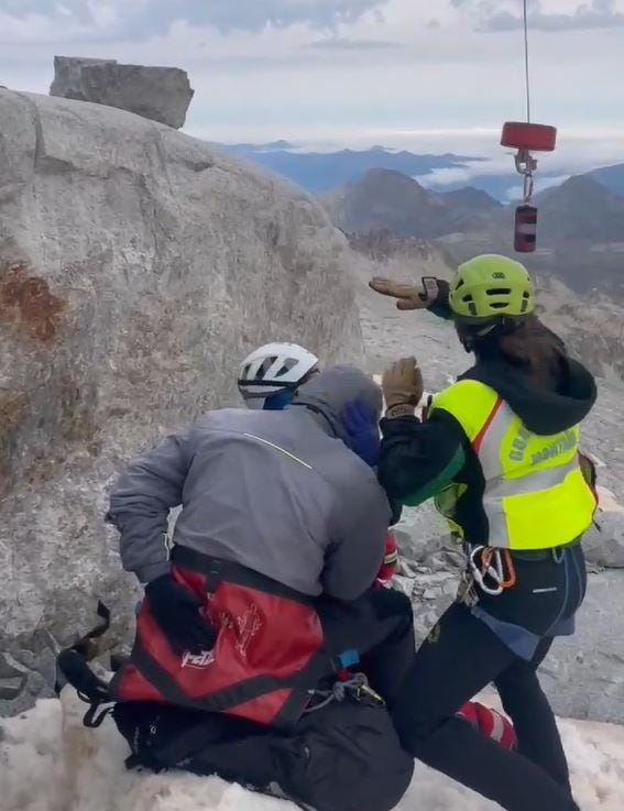 Rescate de un senderista con el helicóptero de la Guardia Civil en Punta Oliveras del Pico Aneto