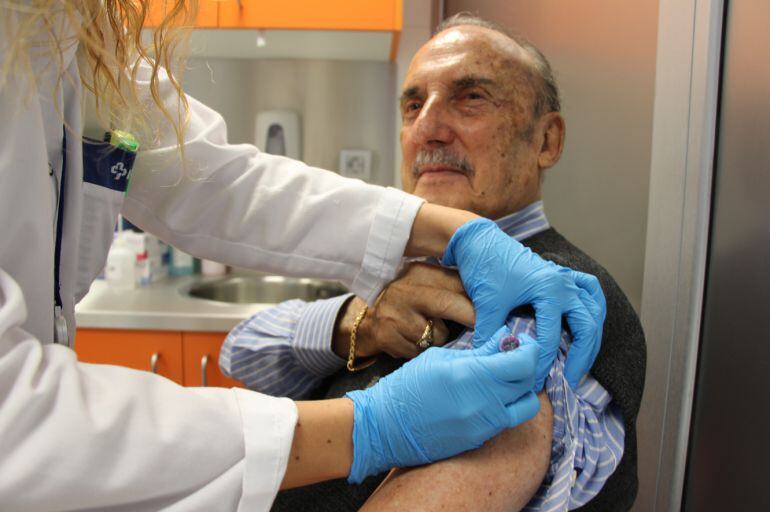 Un padrí vacunant-se de la grip en un centre de salut del país. Enguany no hi ha pràcticament casos de grip entre els majors de 65 anys.
