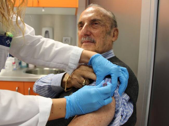 Un padrí vacunant-se de la grip en un centre de salut del país. Enguany no hi ha pràcticament casos de grip entre els majors de 65 anys.