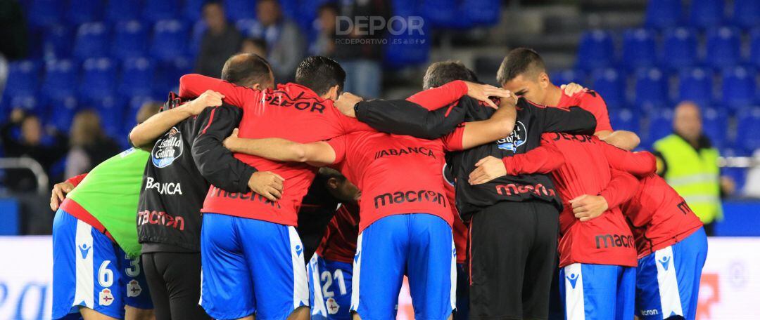 Jugadores del Deportivo hacen un corrillo