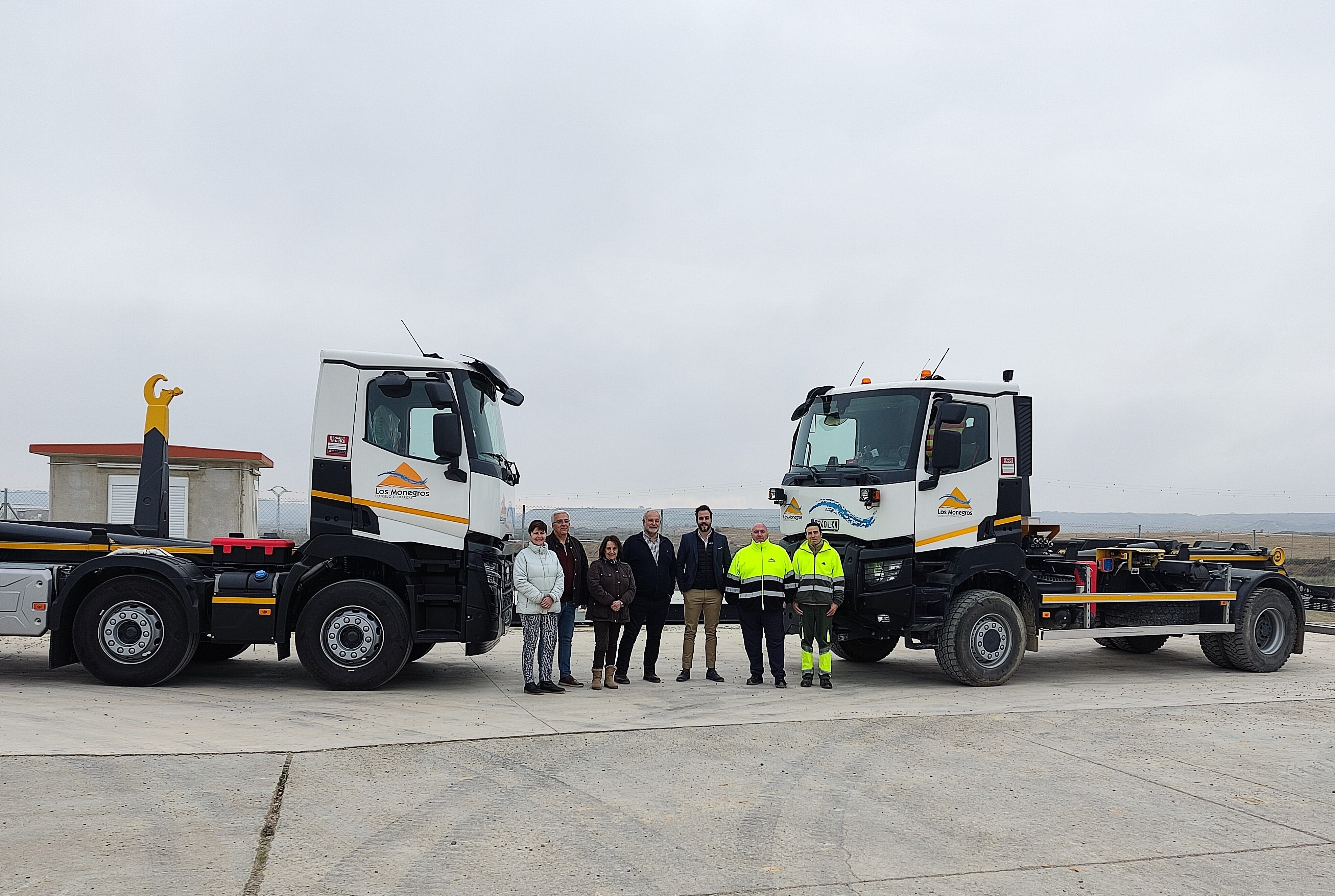Responsables políticos junto a los nuevos camiones