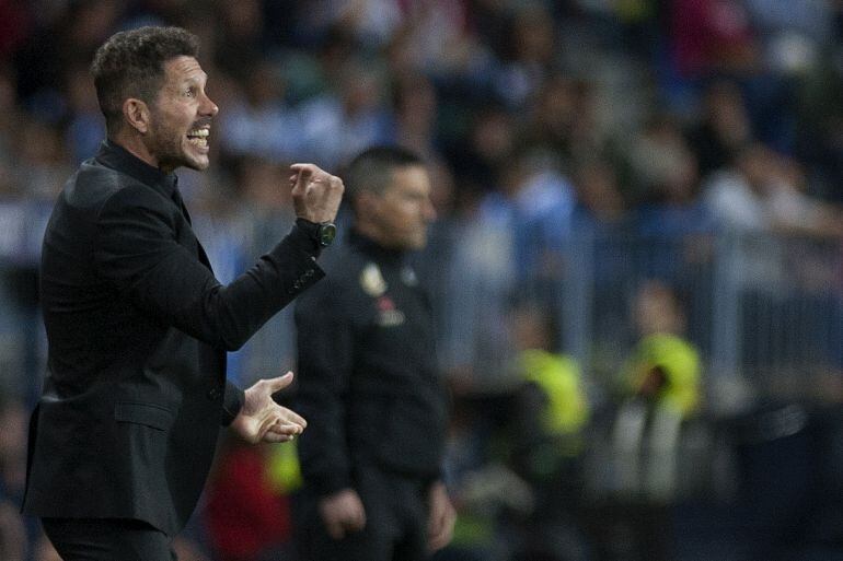 Simeone durante un encuentro del Atlético en La Rosaleda