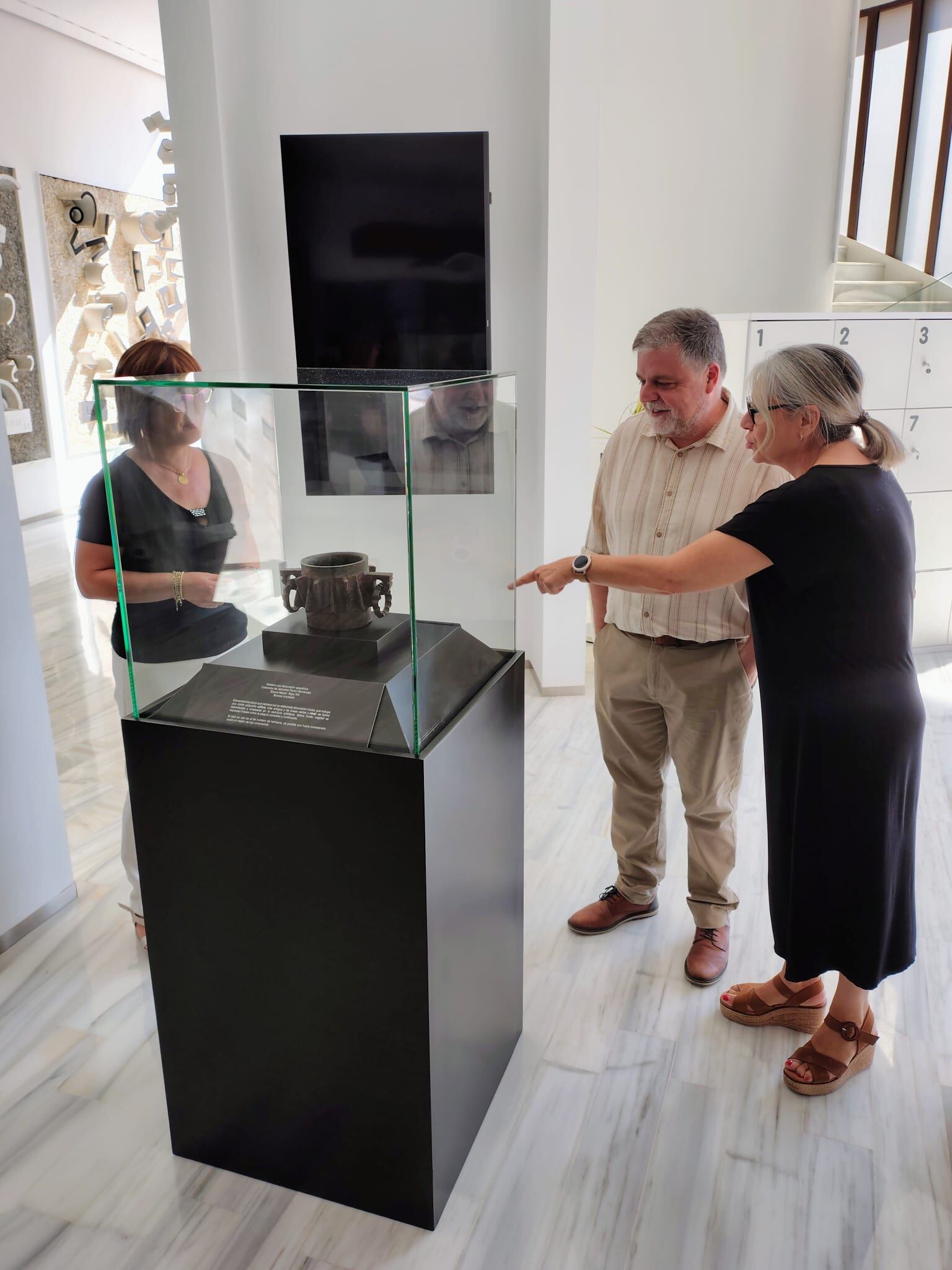 La pieza exhibida se muestra a la entrada del Museo