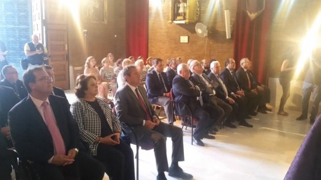 El alcalde de Sevilla, Juan Espadas, junto a Carmen Castreño y Juan Carlos Cabrera, durante el acto celebrado en la Capilla de la Fábrica de Tabacos