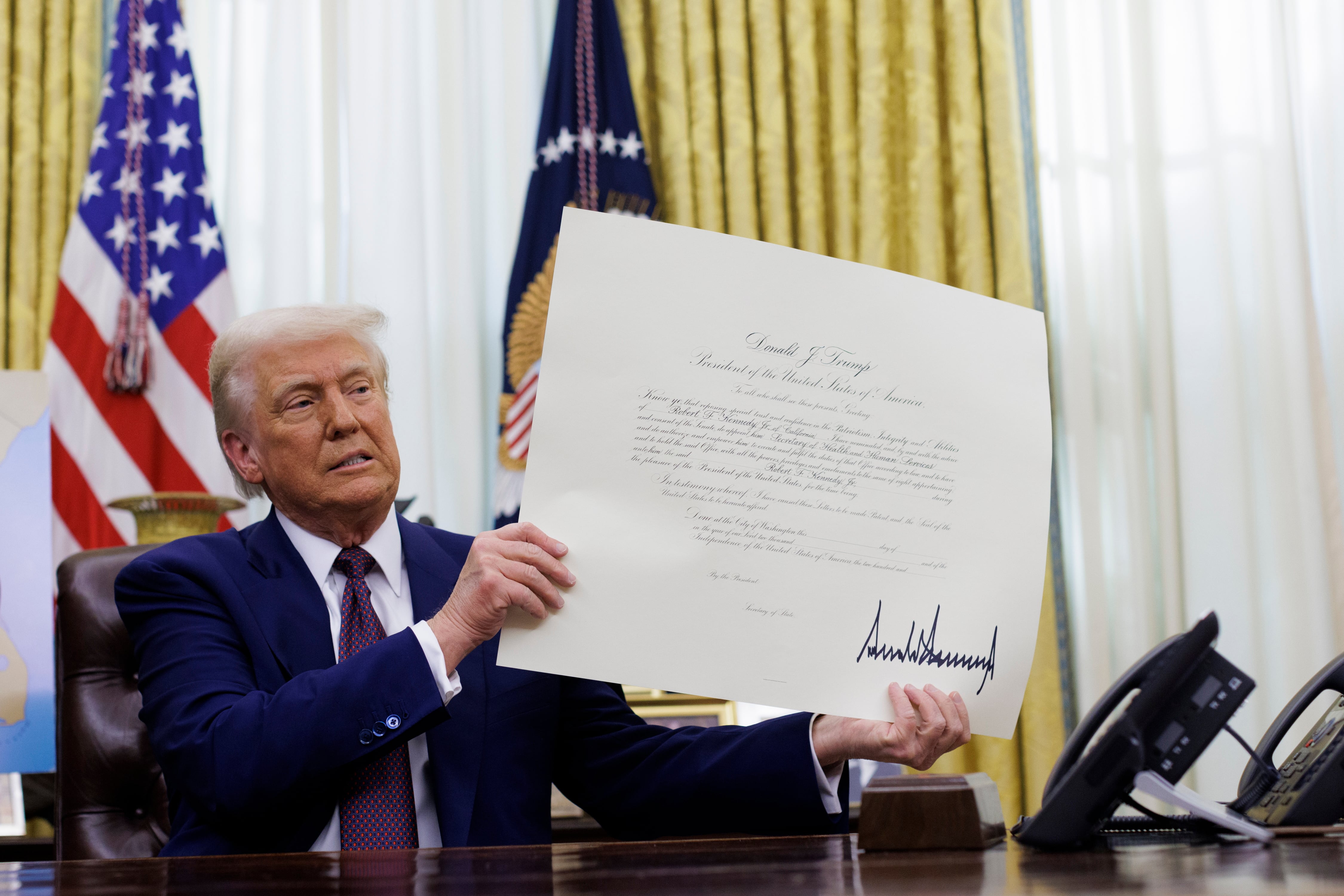 El presidente de Estados Unidos, Donald Trump, firma la orden ejecutiva mediante la cual nombra a Robert F. Kennedy Jr como nuevo secretario de Salud del país. EFE/EPA/JASON ANDREW / POOL