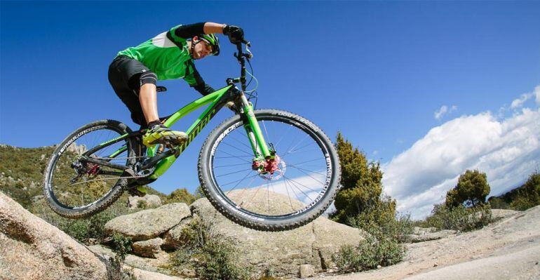 Ciclista en ruta de montaña en la Sierra de Guadarrama