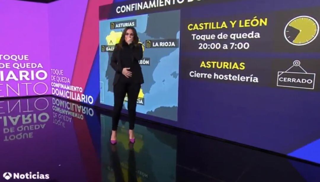 La presentadora de los informativos de Fin de Semana de Antena 3, Mónica Carrillo, sufre un ataque de tos en directo.