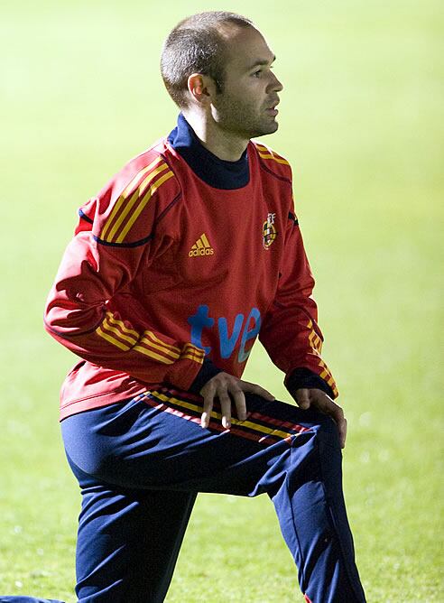 Iniesta entrenando al margen de sus compañeros