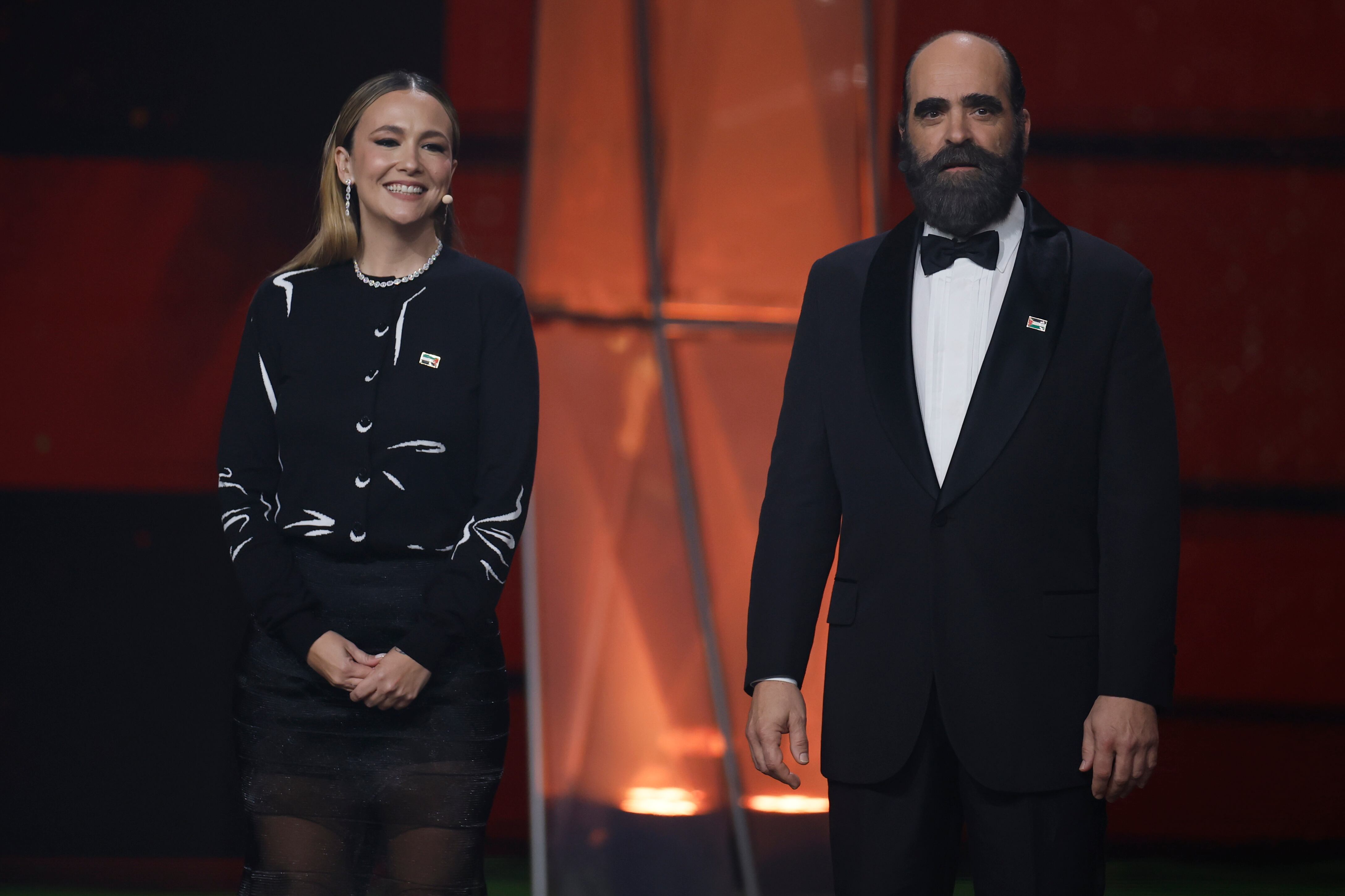 Los presentadores Rigoberta Bandini y Luis Tosar, durante la ceremonia de entrega de la 40 edición de los Premios Goya celebrada este sábado en el Auditorio Forum CCIB de Barcelona.
