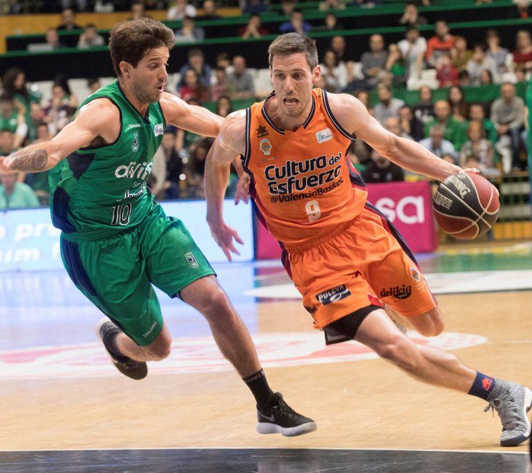 GRAF5256. BARCELONA (ESPAÑA), El jugador del Divina Seguros Joventut, Nico Laprovittola (i), en acción junto al jugador del Valencia Basket Club, Sam Van Rossom (d), durante el partido de la Liga Endesa disputado en Barcelona.- EFE, Marta Pérez