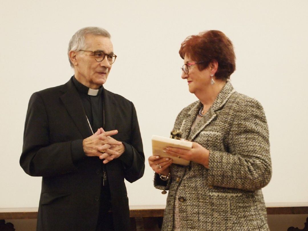 El obispo de Segovia, César Franco, junto a Marcela Sancho