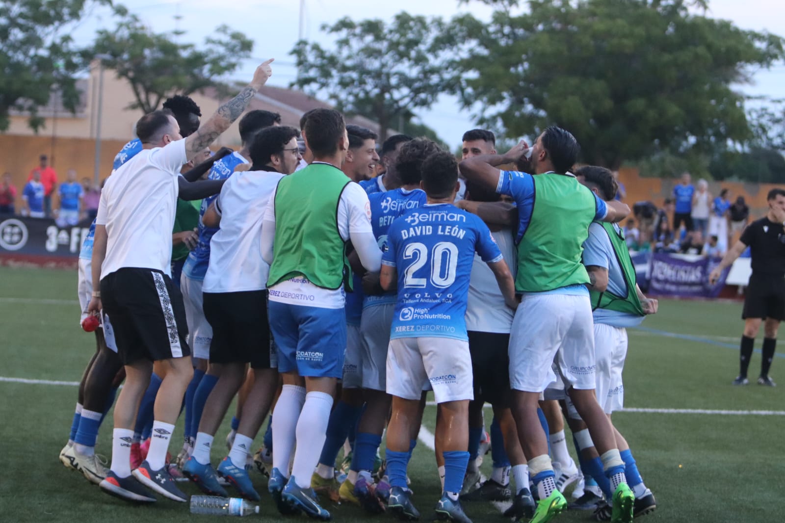 Jugadores del Xerez DFC celebrando el ascenso