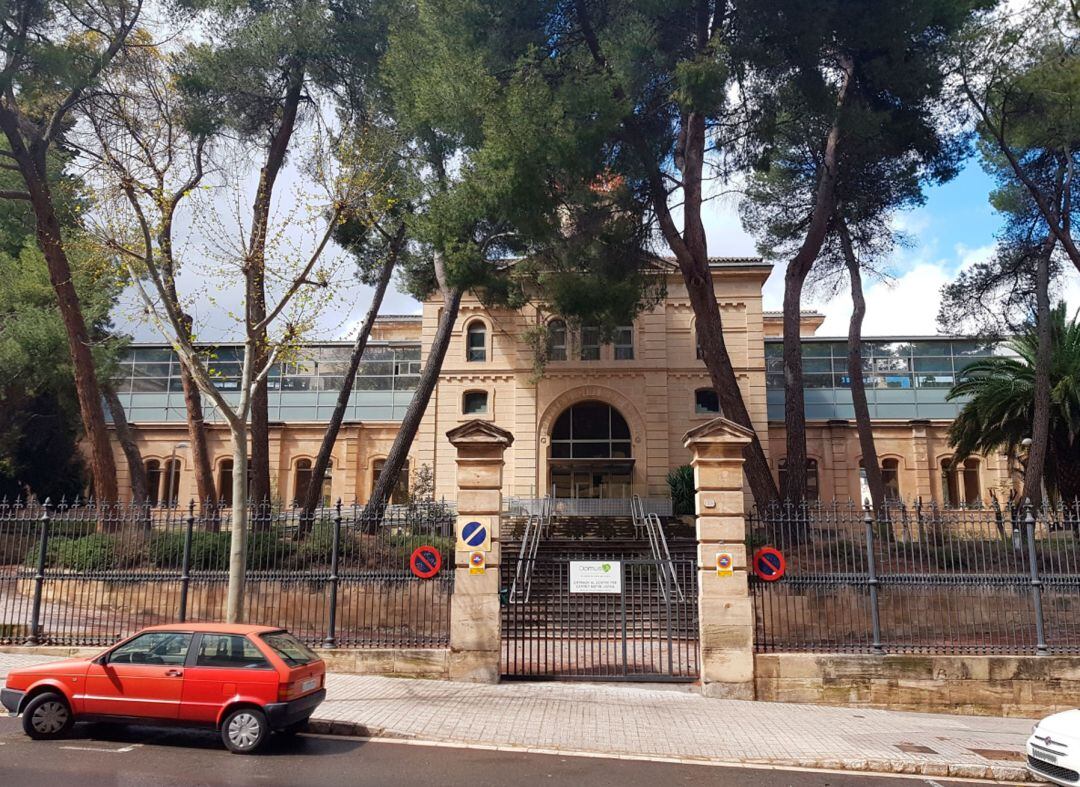 Fachada principal de DomusVi Alcoy en el antiguo hospital de Oliver