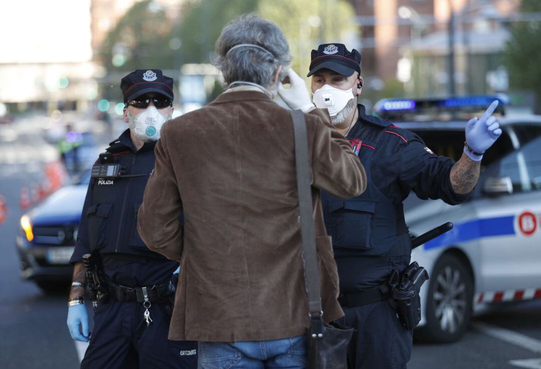 Agentes de la Ertzaintza en un control