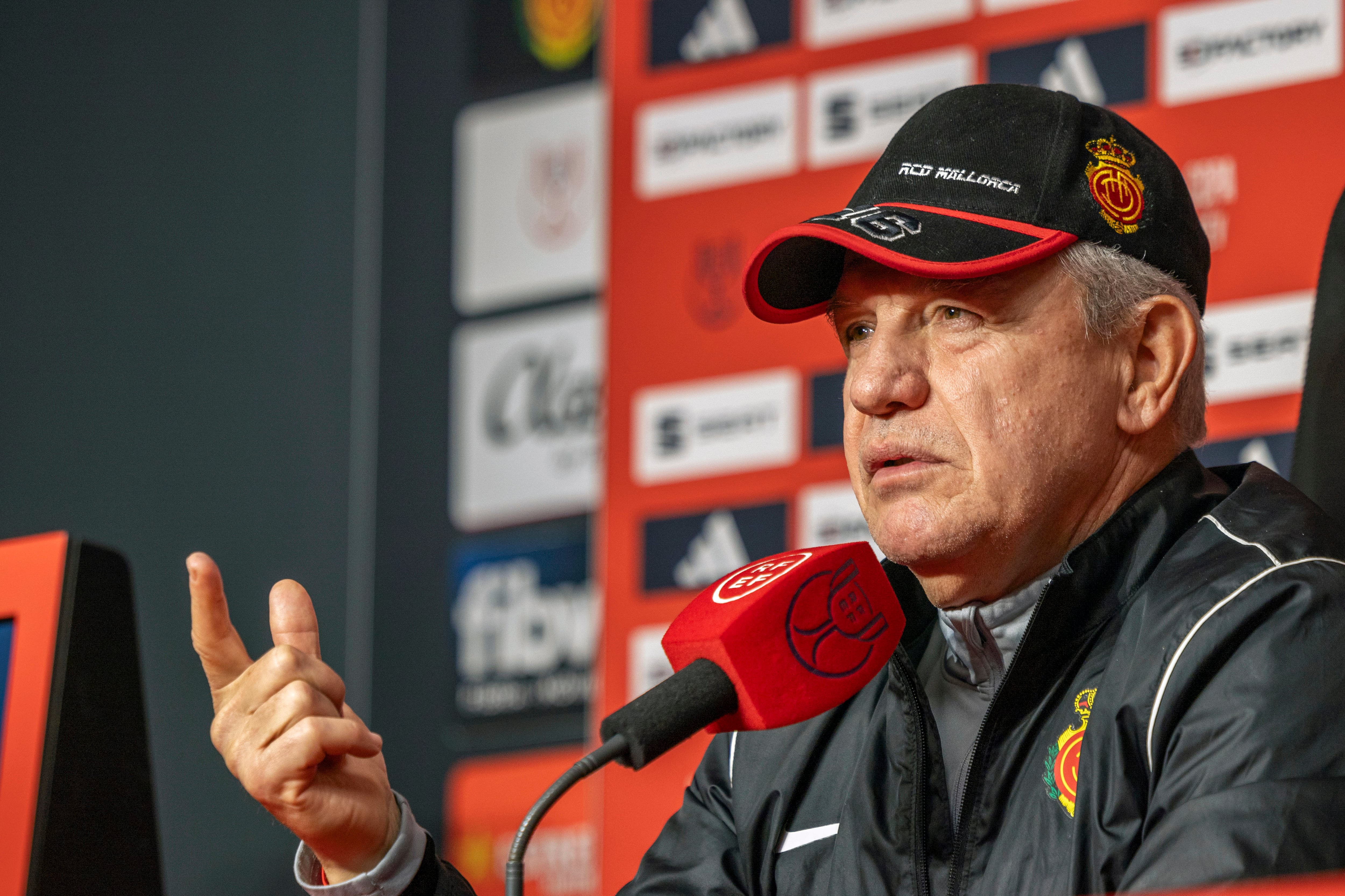 PALMA DE MALLORCA, 05/02/2024.- El entrenador del Mallorca, Javier Aguirre durante la rueda de prensa previa al partido de semifinales de Copa del Rey que mañana disputarán ante la Real Sociedad .- EFE/CATI CLADERA
