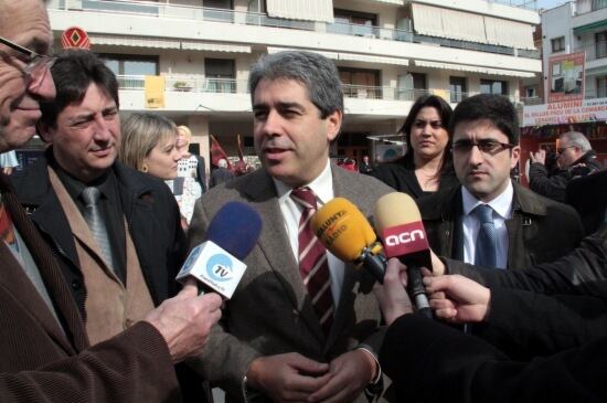 Francesc Homs atén els mitjans de comunicació aquest diumenge al Mercat Figueter de Capellades