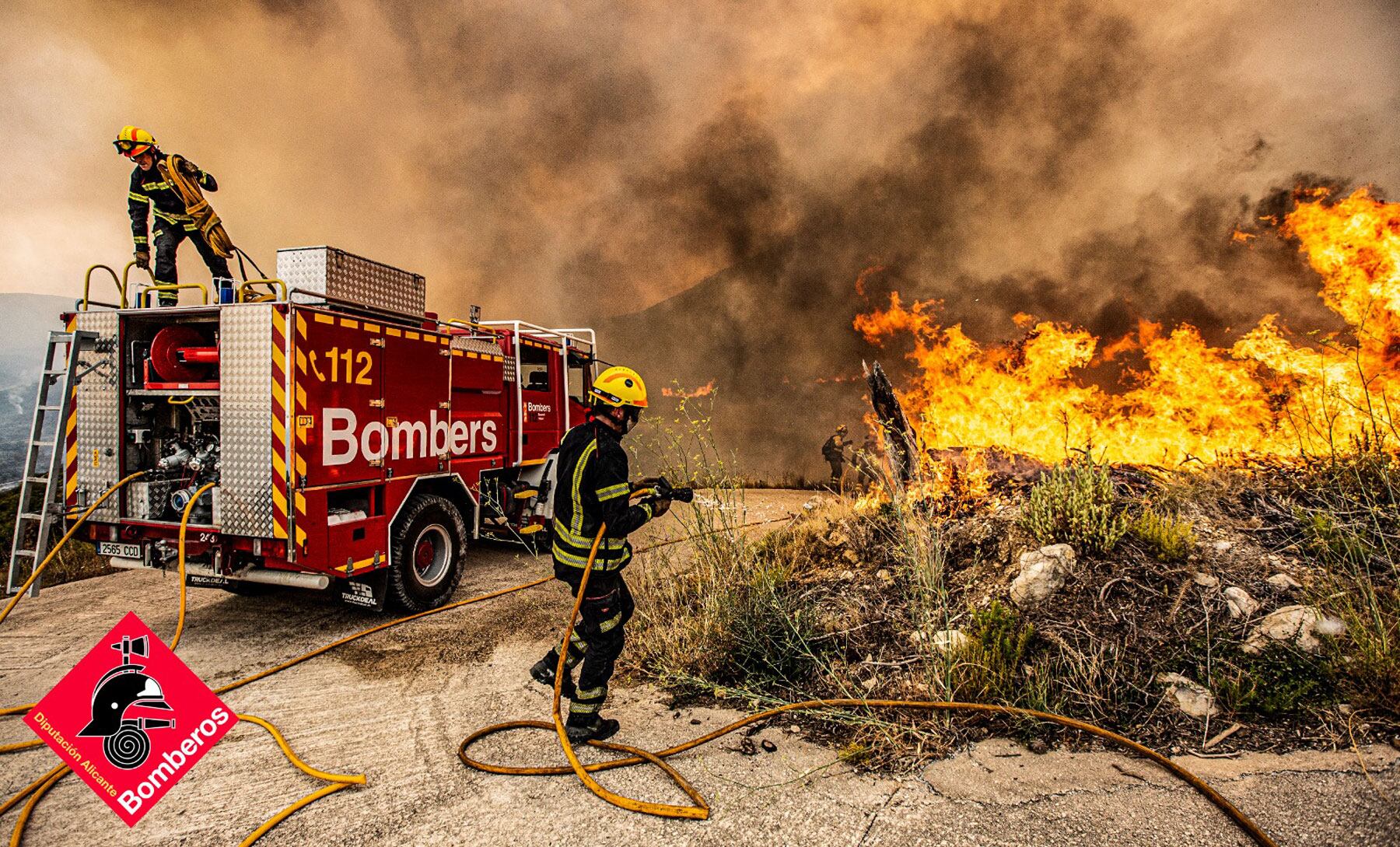 Imagen de bomberos luchando contra las llamas en el incendio de Vall d'Ebo