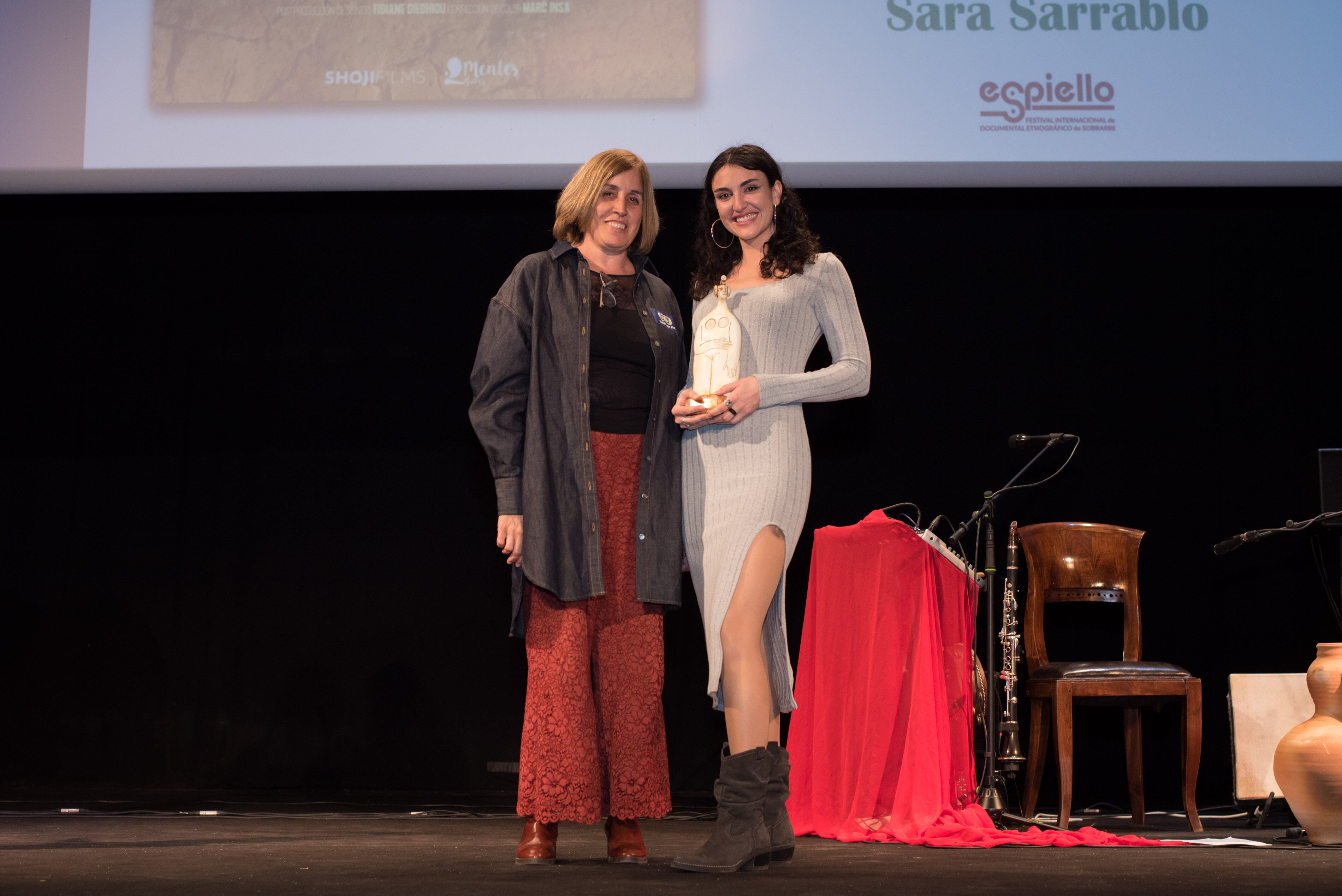 Sara Sarrablo recoge el premio Espiello Choven. Foto: @saulozano.photo