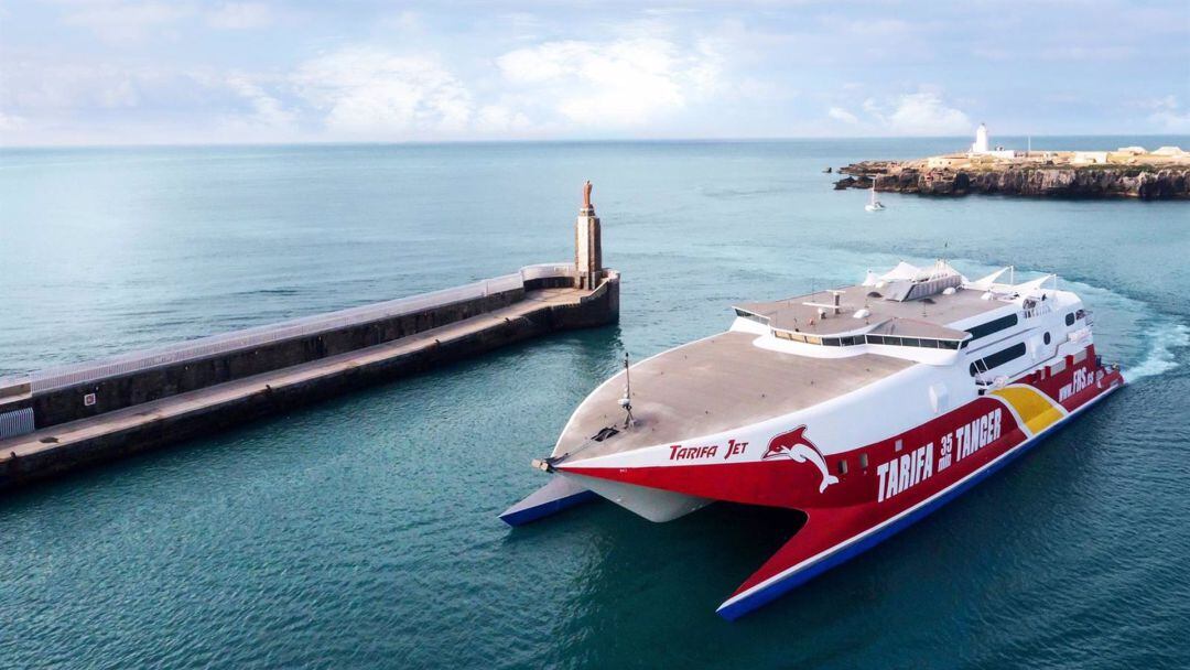 Un barco de FRS en el Estrecho.