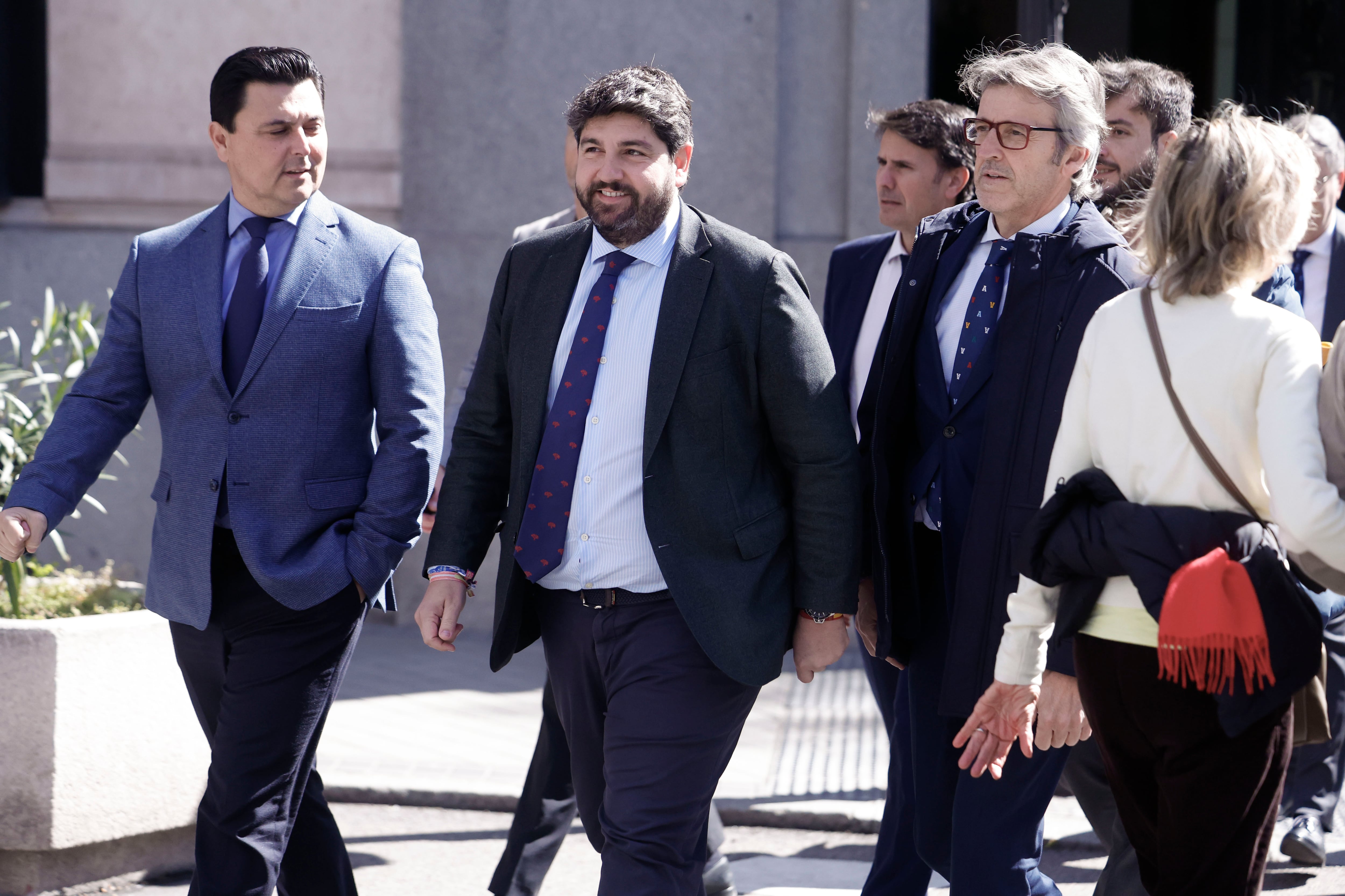 MADRID, 16/03/2026.- El presidente de Murcia, Fernando López Miras (c), a su llegada a la reunión de la Junta Directiva Nacional del Partido Popular este lunes en Madrid. EFE/ Javier Lizón