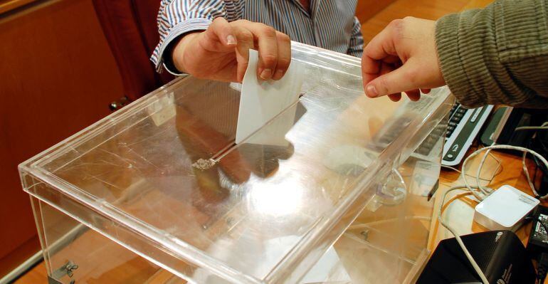 Vecino votando en la Consulta Popular de Inversiones Participativas de 2017