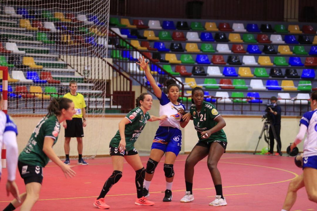 El Club Balonmano Elche en un partido de esta temporada